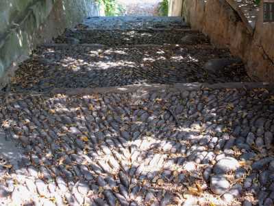 Attraverso una scala a conci di pietra scendiamo nel giardino...